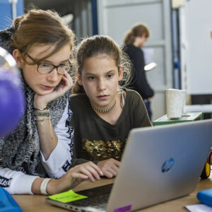 Mädchen entwickeln Ideen am Laptop Tech4Good