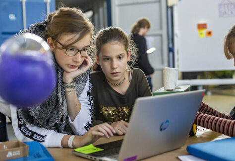 Mädchen entwickeln Ideen am Laptop Tech4Good