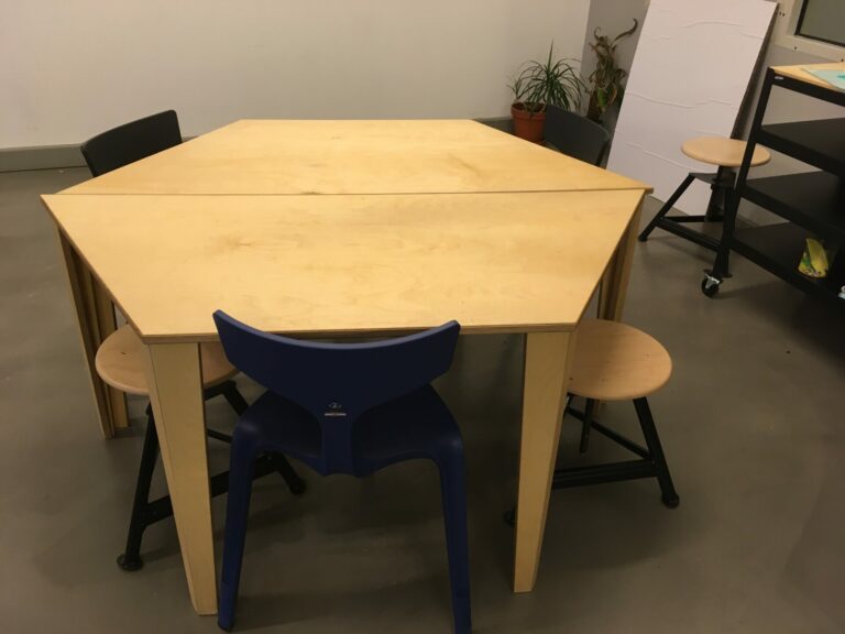Flexible Tische wahlweise mit Stühlen oder Hockern