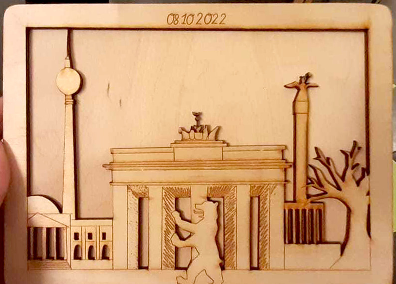 Eine Postkarte aus dem Lasercutter. Das Motiv sind verschiedene Wahrzeichen von Berlin.