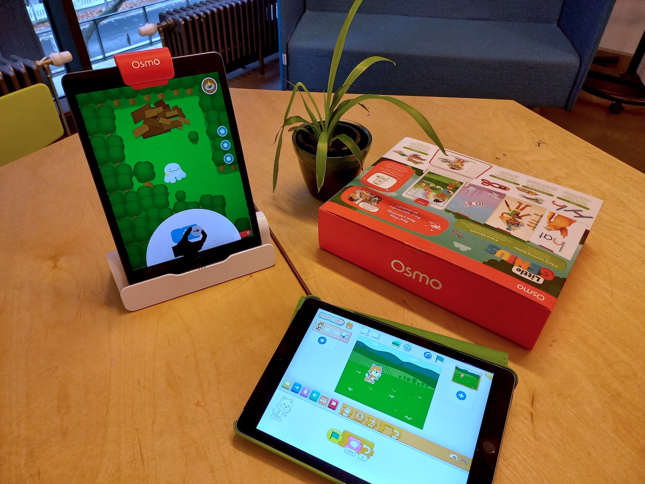 Zwei iPads zeigen die App "Osmo Blocks" und "ScratchJr"